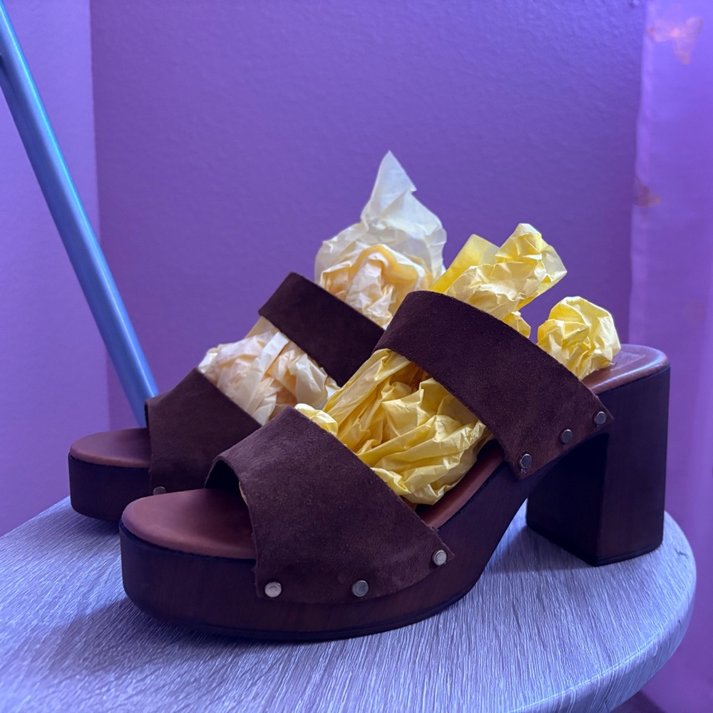 Brown Platform Shoes with Chunky Heel and Retro Design
